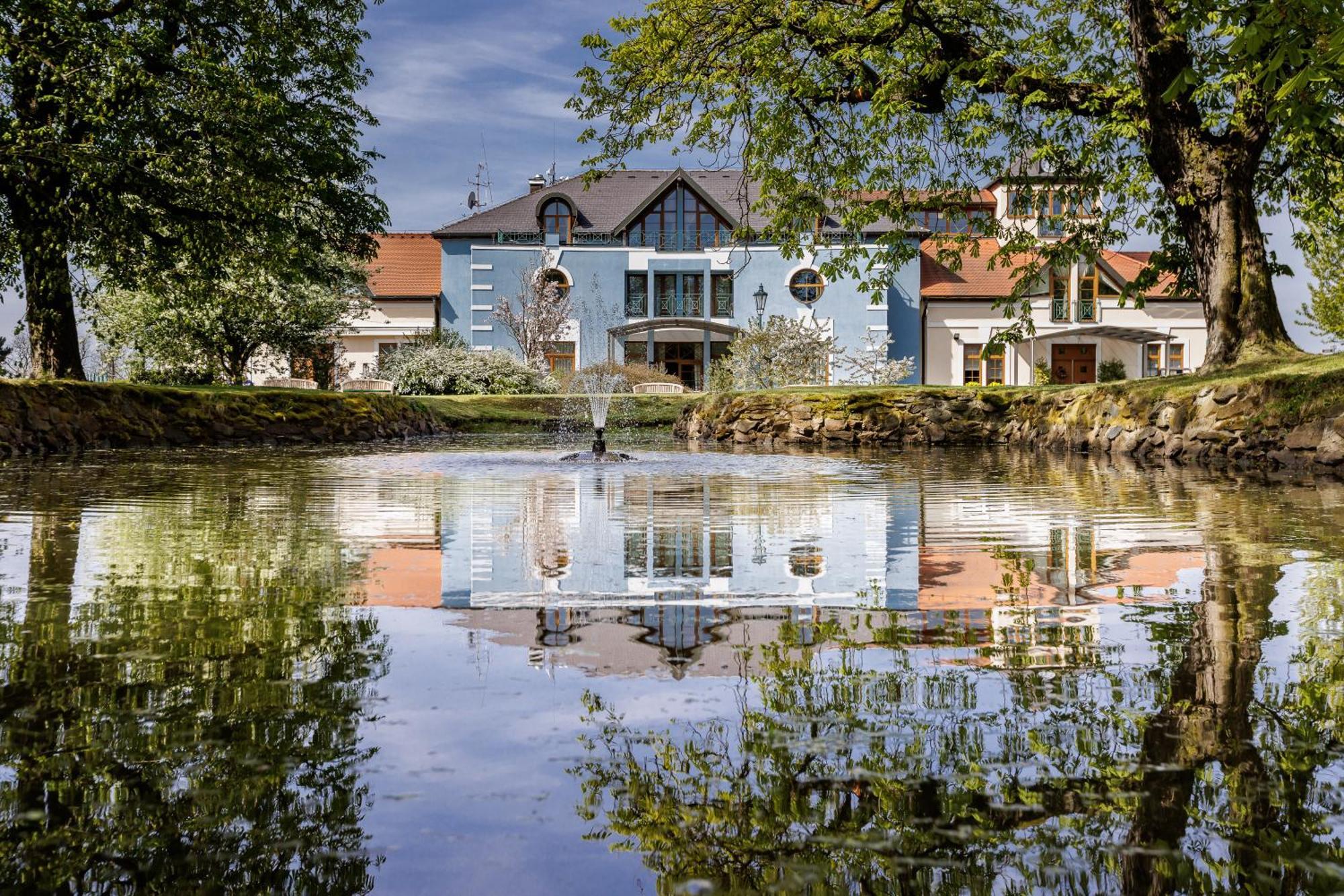 Darovansky Dvur - Wellness & Golf Hotel Браси Экстерьер фото